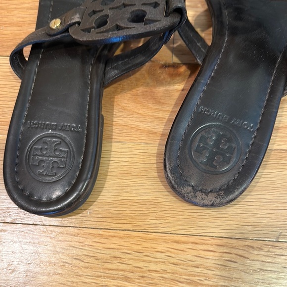 Tory Burch Brown Sandals with Iconic Logo - Picture 3 of 3